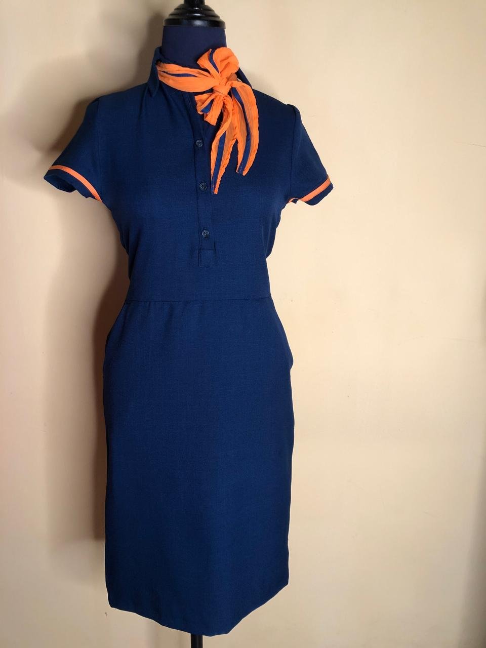 Jurk in navy met oranje sjaal