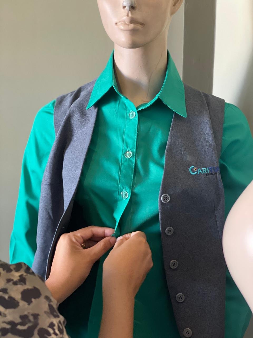 Passessie in het atelier van N.V.SC — gilet wordt op maat afgesteld